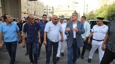 للتأكد من الالتزام بالتعريفة الجديدة، محافظ الجيزة يتفقد مواقف السرفيس 
