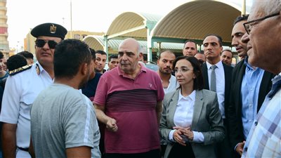 محافظ البحيرة تتابع انتظام سير العمل بمجمع مواقف دمنهور