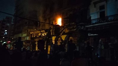 اللقطات الأولى لحريق العتبة ولحظة امتداد النيران إلى العقارات المجاورة (فيديو وصور)