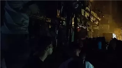 مدير أمن القاهرة الجديد ينتقل إلى موقع حريق العتبة لمتابعة محاولة السيطرة عليه (صور)