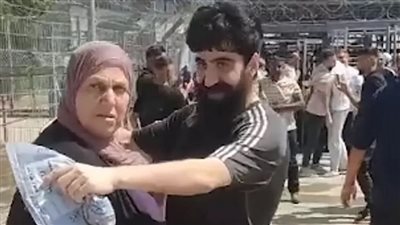 مندهشة وبتسأله أنت حمزة، أم فلسطينية لم تتعرف على ابنها بعد إفراج إسرائيل عنه (فيديو)