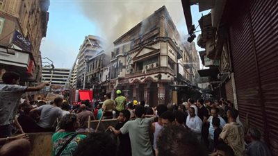 بعد 7 ساعات، السيطرة على حريق إحدى العمارتين المشتعلتين بالعتبة (فيديو وصور)