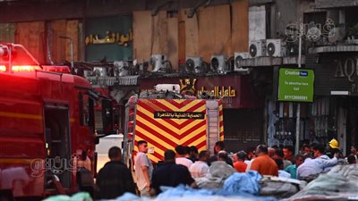 شارع مدمر وأياد على الخدود، آثار حريق مخازن الملابس والأجهزة بالعتبة (فيديو وصور)