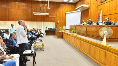 محافظ أسيوط يناقش مع رؤساء المراكز والأحياء ملفي التقنين والتصالح في مخالفات البناء 