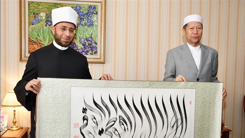 وزير الأوقاف يلتقي