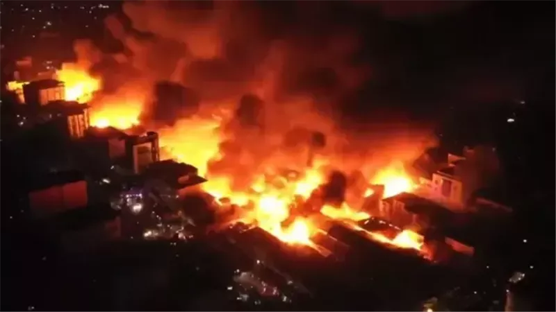 حريق مخزن ملابس بالعتبة،