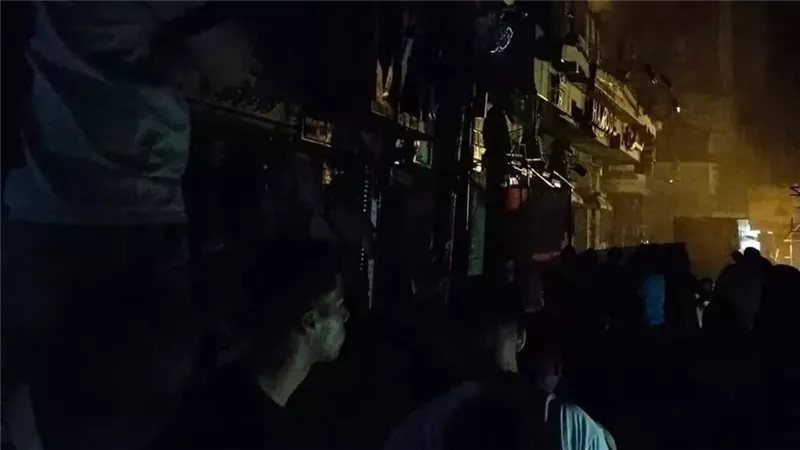 حريق مخزن ملابس بالعتبة،