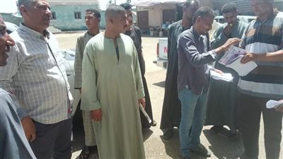 رئيس مدينة قنا يتفقد مواقف سيارات الأجرة (صور)