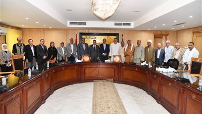 محافظ الفيوم يلتقي روابط مستخدمي مياه الري لدراسة حل مشكلة نهايات الترع 