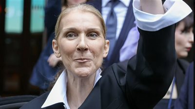 من فوق سيارتها، سيلين ديون تحيي جماهير باريس قبل حفل افتتاح الأولمبياد (فيديو)