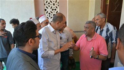 محافظ سوهاج يؤدى صلاة الجمعة بمسجد الشرطة ويستمع لمطالب المواطنين 