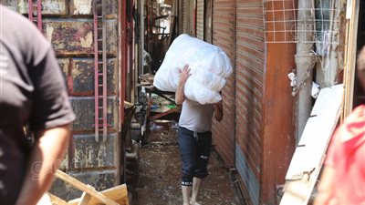 ملايين تتحول إلى كوم رماد.. الباعة يحاولون إنقاذ ما تبقى من بضائعهم في حريق العتبة (صور) 