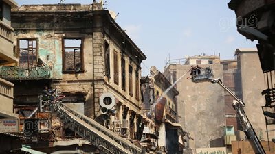 تجدد النيران في حريق العتبة بسبب المواد القابلة للاشتعال، والحماية المدنية تحاول السيطرة عليها (صور)