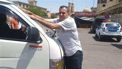 وضع ملصقات بالتعريفة الجديدة على سيارات الأجرة بالأقصر (صور)