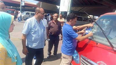 وضع ملصقات بتعريفة الركوب الجديدة على سيارات الأجرة بحي غرب الإسكندرية