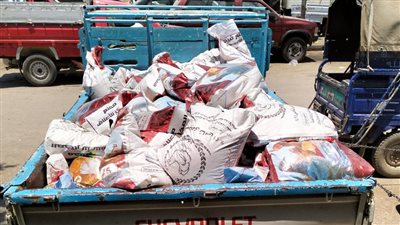 ضبط 1300 كيلو علف حيواني للدواجن منتهي الصلاحية في أسيوط