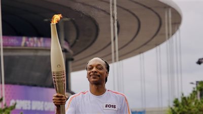 سنوب دوج يخطف الأنظار أثناء حمل الشعلة الأولمبية في حفل الافتتاح (فيديو وصور)