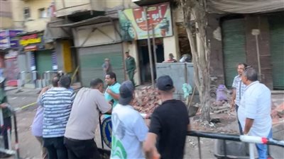 انتشال جثتين من أسفل العقار المنهار في الساحل