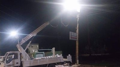 محلي نقادة في قنا يتابع أعمال صيانة الكشافات وإنارة الطريق (صور)