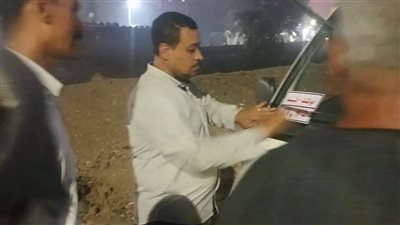 نائب مركز نقادة يتفقد مواقف السيارات لمتابعة تطبيق التعريفة الجديدة (صور)