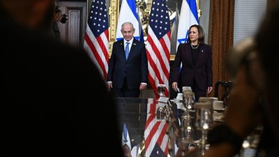 نيويورك تايمز: هاريس تحاول ترسيخ نفسها كزعيمة للحزب الديموقراطي 