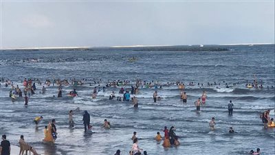 ارتفاع الأمواج برأس البر ووجود سحب لمياه البحر، والأهالي يواصلون الذهاب للشواطئ (صور)