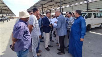 متابعة تطبيق التعريفة الجديدة لسيارات الأجرة ووضع ملصقات الأسعار بالوادي الجديد (صور)