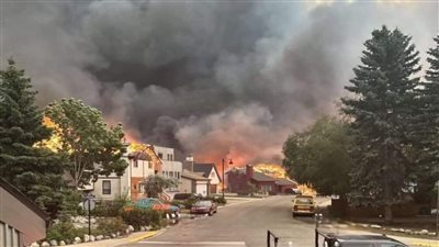 النيران وصلت إلى ارتفاع 328 قدما، حريق هائل يلتهم أشهر مدينة سياحية في كندا (فيديو)