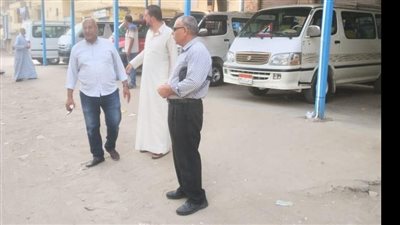 رئيس مدينة الحسينية بالشرقية يتابع تطبيق التعريفة الجديدة بمواقف سيارات الأجرة 