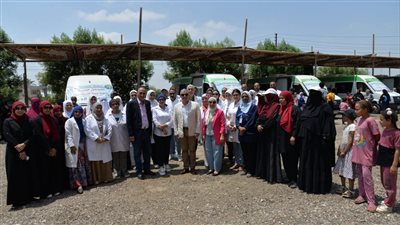 محافظ الإسماعيلية يتابع ميدانيًّا القافلة الطبية بقريتي الضبعية وعين غصين (صور) 