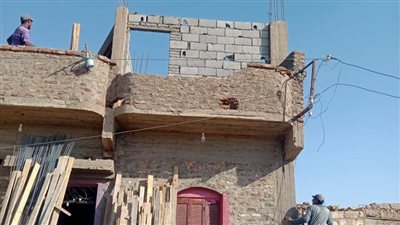 إزالة مخالفات البناء في مدينة الزينية بالأقصر