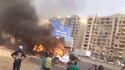 حريق يلتهم سيارة نقل محملة بأجولة قطن أعلى دائري المعادي (صور)