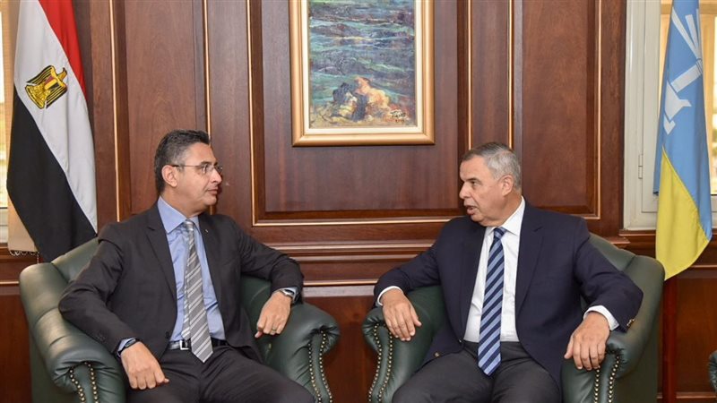 وزير التموين مع محافظ