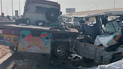 مصرع وإصابة 9 أشخاص في تصادم ميكروباص بسيارة نقل بطريق السويس (صور)