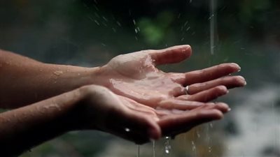 تفسير رؤية الدعاء تحت المطر في المنام وعلاقتها بالتخلص من المشكلات 