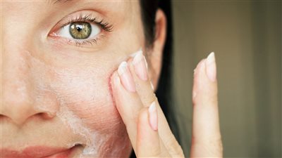 ماسكات طبيعية مثالية للبشرة الدهنية في الصيف