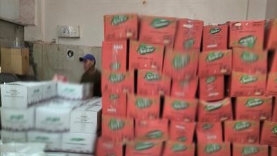 ضبط 4 أطنان مواد غذائية مجهولة المصدر بمدينة العاشر فى الشرقية 