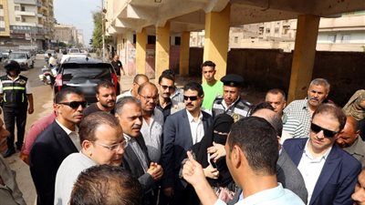 محافظ الشرقية يتفقد مواقف سيارات الأجرة في ههيا والزقازيق
