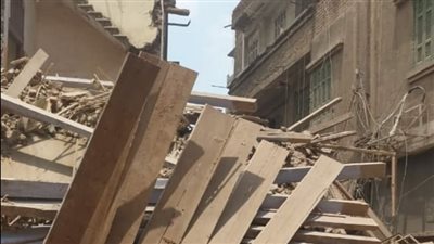 انهار مبنى خال من السكان في المنصورة 