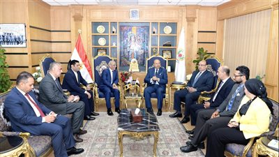 رئيس جامعة المنصورة يستقبل وفد سفارة العراق لبحث سبل التعاون 