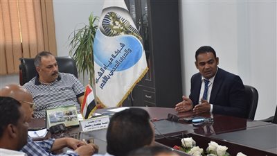 رئيس مياه الأقصر يناقش تدريب العاملين على برامج السلامة والصحة المهنية