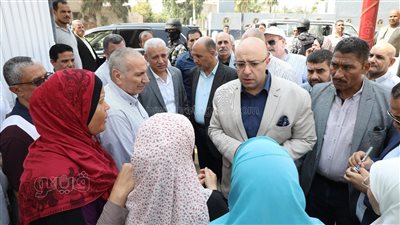 محافظ بني سويف يستمع لطلبات وشكاوى المواطنين خلال جولة تفقدية