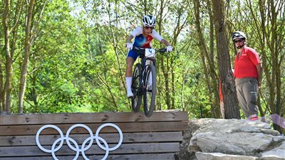 الفرنسية بولين تعتزل الدراجات الجبلية بعد فوزها بذهبية أولمبياد باريس 