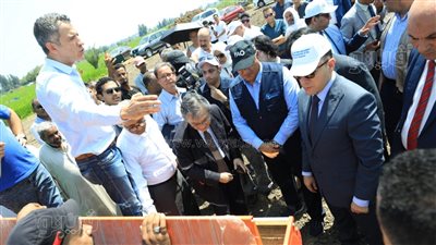 «صنع في مصر»، السفير الياباني يشهد تشغيل ماكينة زراعة الأرز المطورة بكفر الشيخ