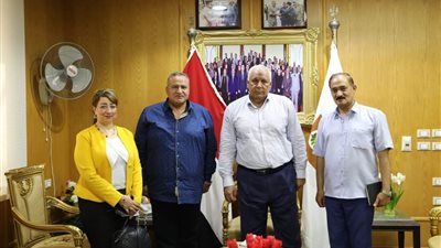 محافظ الوادي الجديد يناقش مع شركة مياه الشرب المشروعات الجارية بمركزي الخارجة والداخلة