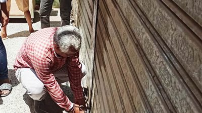 تشميع 3 معارض بدون ترخيص بالسوق السياحى القديم بأسوان 