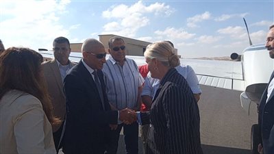 محافظ شمال سيناء يستقبل السفيرة الأمريكية بالقاهرة في مطار العريش