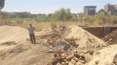 إزالة 5 حالات تعد على أراضي زراعية بأرمنت في الأقصر