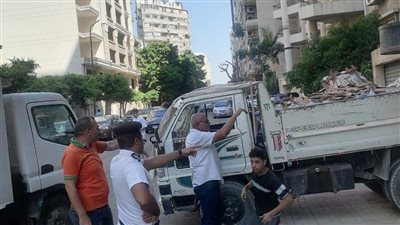 رئيس حي شرق الإسكندرية يقود حملة مكبرة لإزالة الإشغالات والتعديات بسموحة