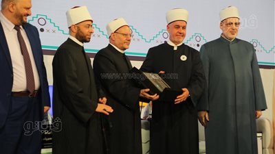 تسليم جائزة الإمام القرافي للتميز الإفتائي لرئيس علماء البوسنة والهرسك (صور)